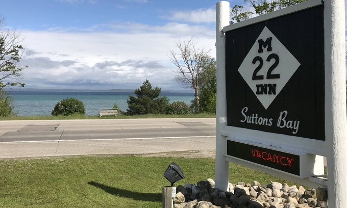 Suttons Bay Hotel | M-22 Inn Suttons Bay