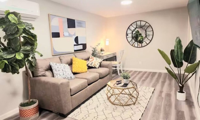 Monrovia Apartment | M3-Detached house 2 bedroom 1 bathroom close Old Town Monrovia kingsize-bed! n