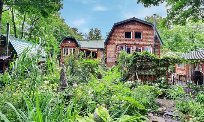 Saint-Michel-de-Bellechasse Ski Chalet | MA GALÈRE, Eco-responsible house by the river.