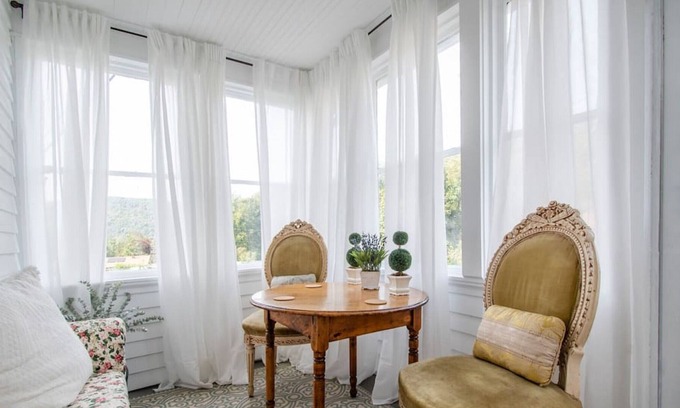 Port Ewen House | Ma Petite · Perfectly Petite Hudson Valley Cottage