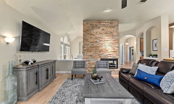 McNeil House | 'Machete Place' North Austin! Pet Friendly! Work Space!
