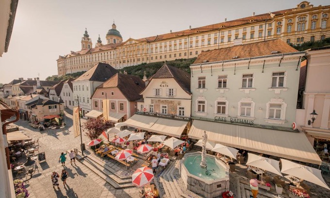 Melk Hotel | Madar Café Restaurant zum Fürsten