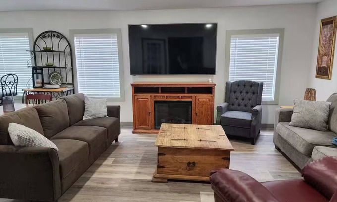 Many House | Madea's Place Unit B
