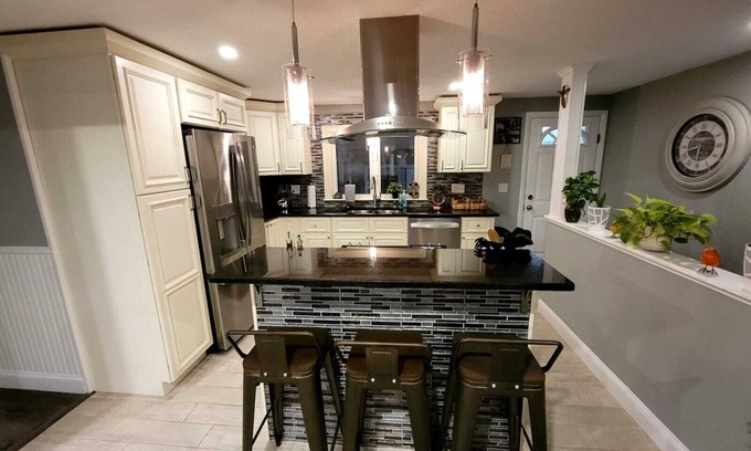 Mashpee House | Madys ranch renovated house with a touch of nature and love .