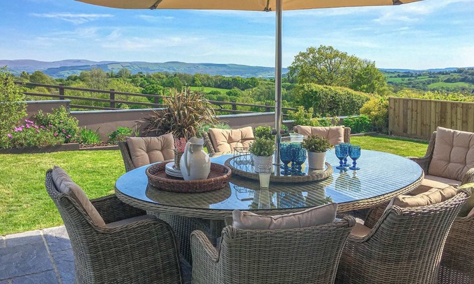 Llansadwrn Cottage | Maes Y Bryn Farmhouse