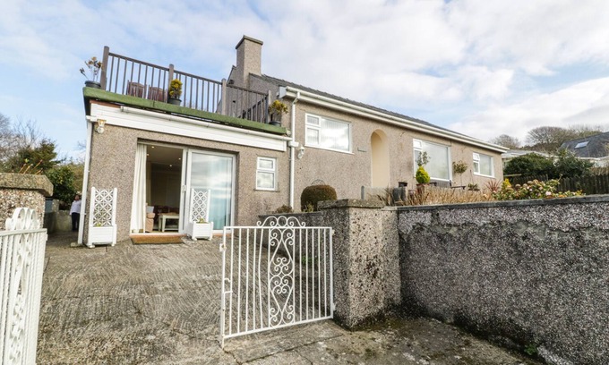 Llanfair Cottage | MAESAWEL STUDIO, with a garden in Llanfair
