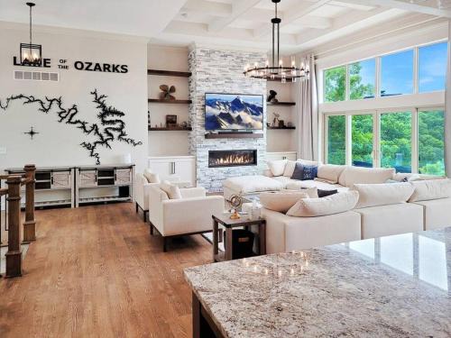 Osage Beach House | Magazine-Featured Mansion, Golf Green, Casino, etc