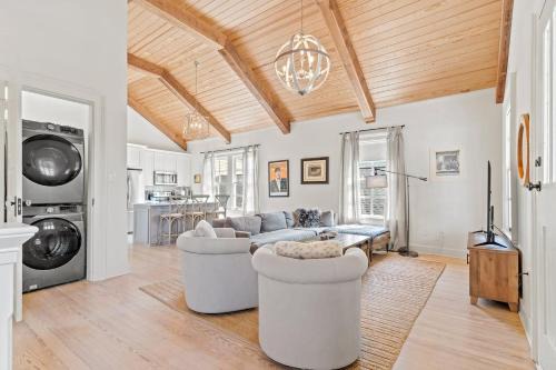 Uptown Historic District House | Magazine Street Stay Balcony Retreat