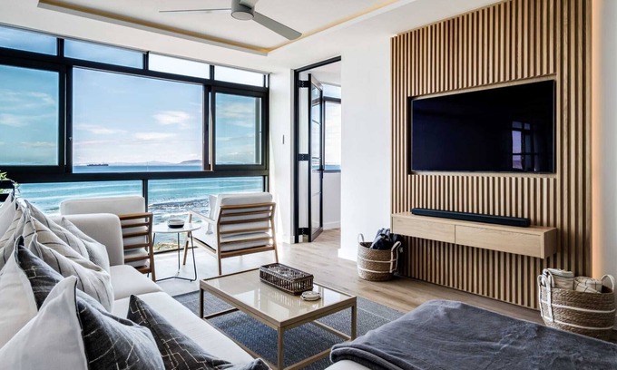 Mouille Point Apartment | Magical Apartment w/Uninterrupted Ocean Views (Mouille Views)
