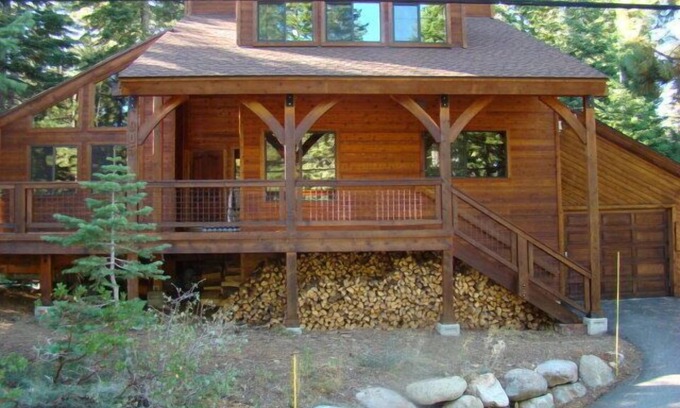 Talmont House | Magical North Tahoe Getaway; three master bedrooms, wifi, new kitchen & hot-tub