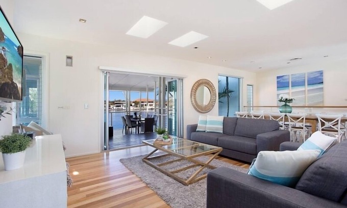 Surfers Paradise House | Magical Water Views for the whole family