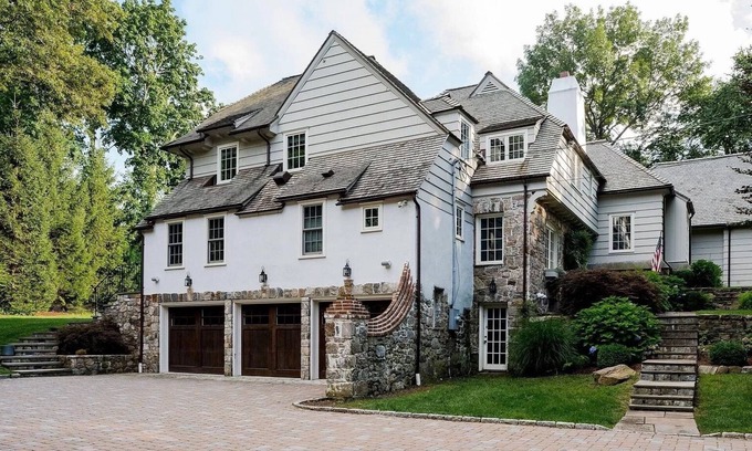 Westport House | Magical waterview estate 1 minute walk to downtown, 5 minute bike ride to beach