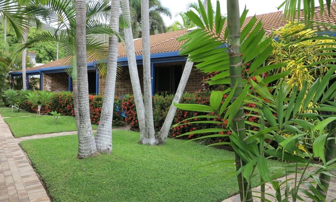 Arcadia Apartment | Magnetic Shores Unit 2 - Charming and cosy island getaway across the reserve to Alma Bay beachfront