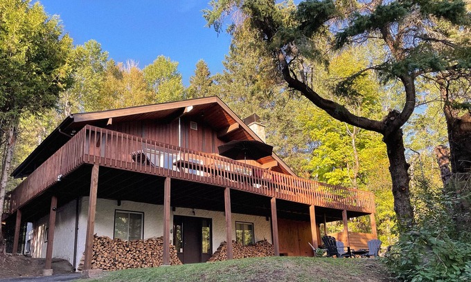 Sainte-Agathe-des-Monts House | Magnificent mid-century style chalet with 3 bedrooms and in-ground pool