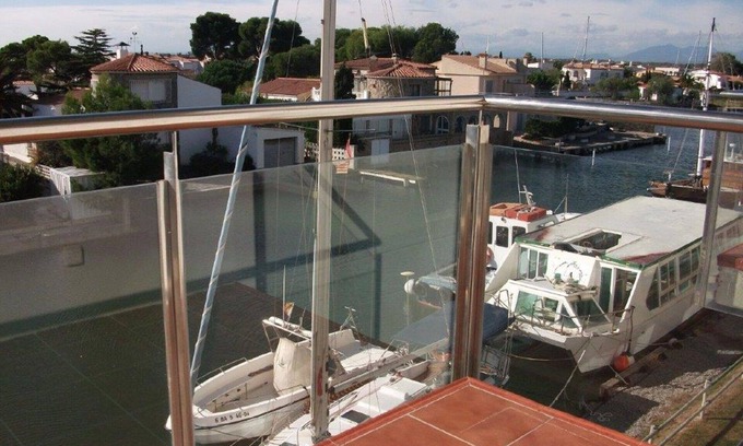 Santa Margarida Apartment | Magnificent 2 bedroom apartment for 7 people with marina and sea view