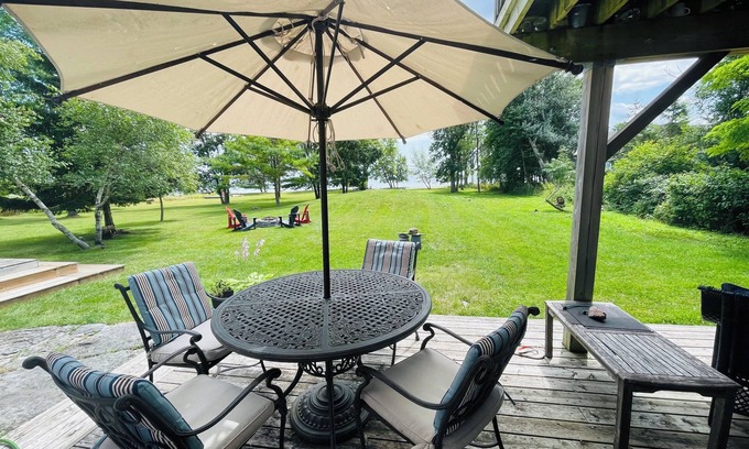 Loyalist House | Magnificent 3 bedroom Lake House on Amherst Islandn