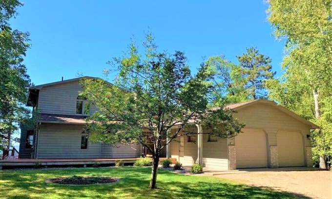 Pequot Lakes House | Magnificent 5 bedroom retreat home with beautiful sand beach on Whitefish Lake
