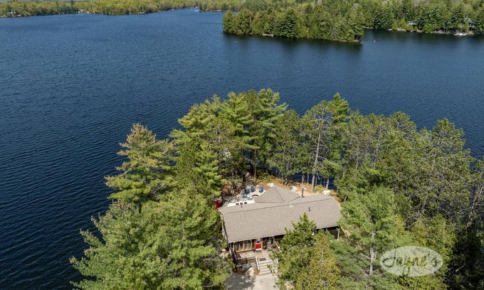 Algonquin Highlands Cottage | Magnificent 6 bedroom, 2 bath cottage, panoramic view of Kawagama Lake! 2 acres!