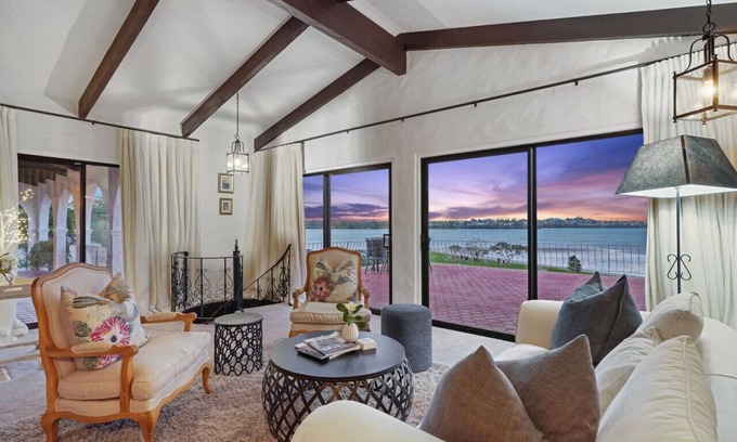 Sunnyhills House | Magnificent Beachfront Mansion | Pool & Fireplace