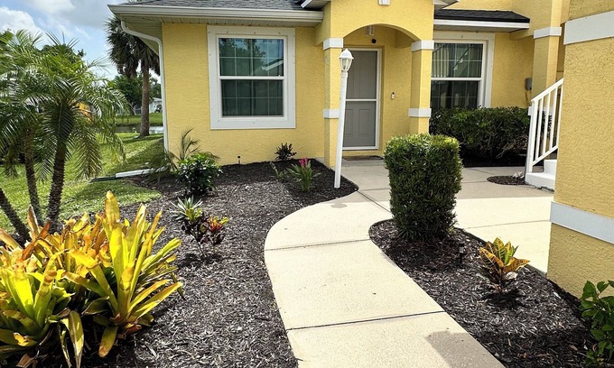 Oakland Hills Condo | Magnificent condo overlooking the Canal, close to golf courses.
