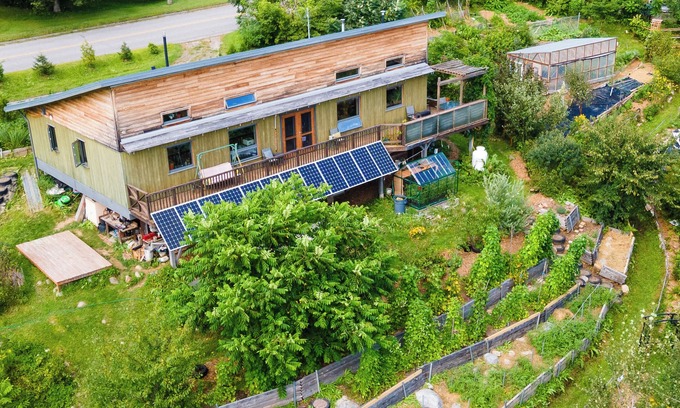 Portneuf House | Magnificent ecological home at Les Jardins de Maïa