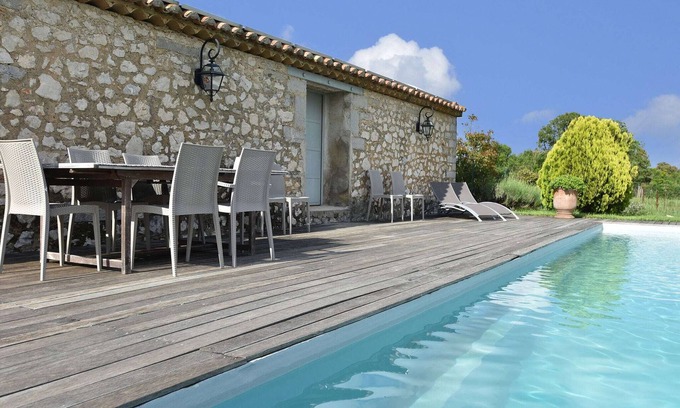 Viols-en-Laval Villa | Magnificent farmhouse with private pool and garden