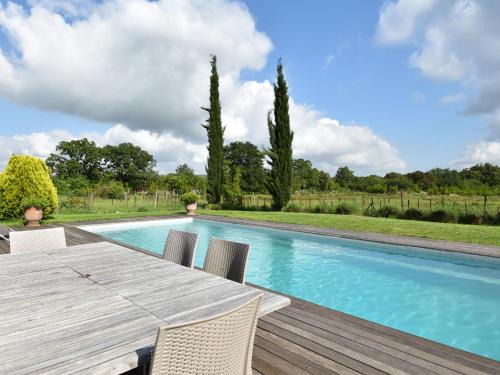 Viols-en-Laval Villa | Magnificent farmhouse with private pool and garden