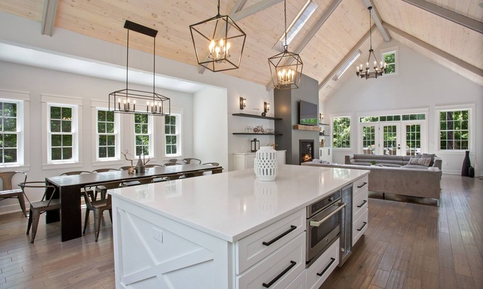 Union Pier House | Magnificent Home, Saltwater Pool. Walk to beach! Hot Tub Open year round!