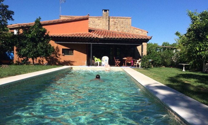 Hoyos Cottage | Magnificent house for 5 people with orchard and swimming pool, live rural Spain, wifi