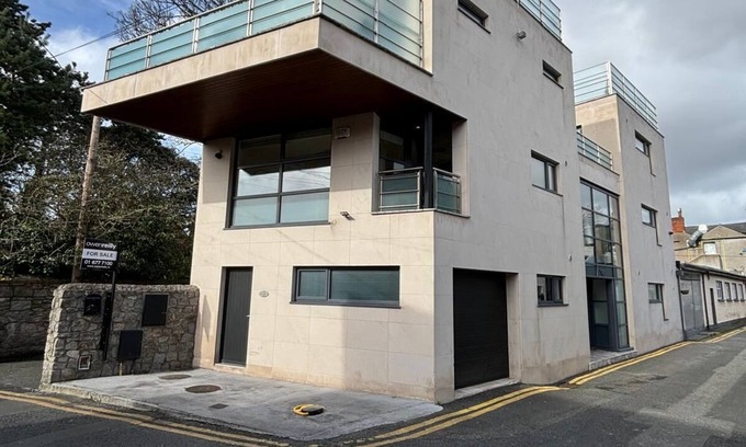 Ballsbridge House | Magnificent one of a kind 4 bedroom townhouse in the heart of Dublin City.