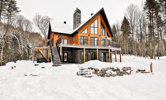 Saint-Faustin-Lac-Carre Ski Chalet | Magnificent ski-in/out wooden chalet in Mont-Blanc with SPA and billiard table!