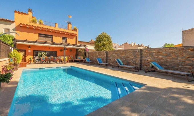 Vilabertran House | Magnificent town house with pool, garden and large terrace with views!