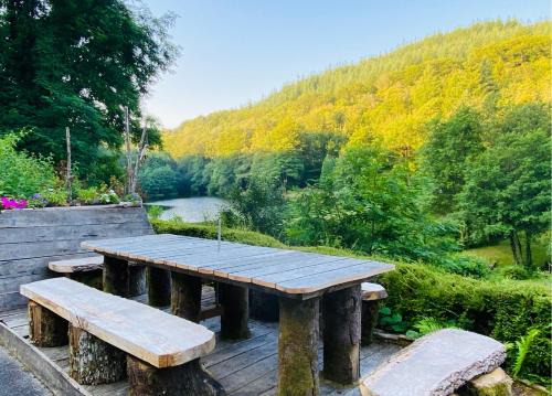 Saint-Hilaire-les-Courbes Apartment | MAGNIFIQUE Location au bout de la route