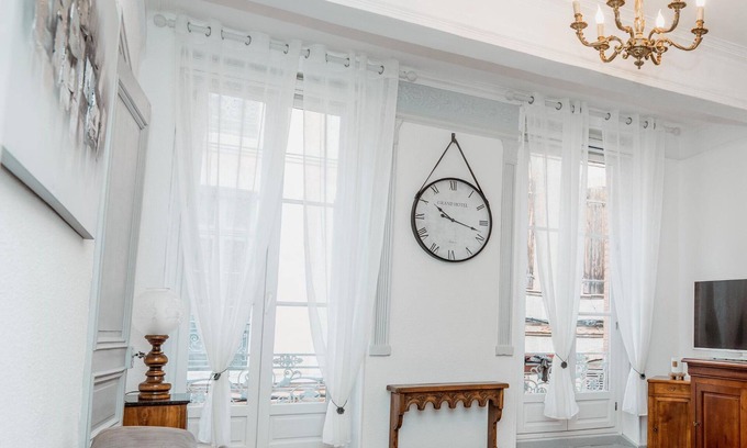 Montauban House | Magnifique Acacia