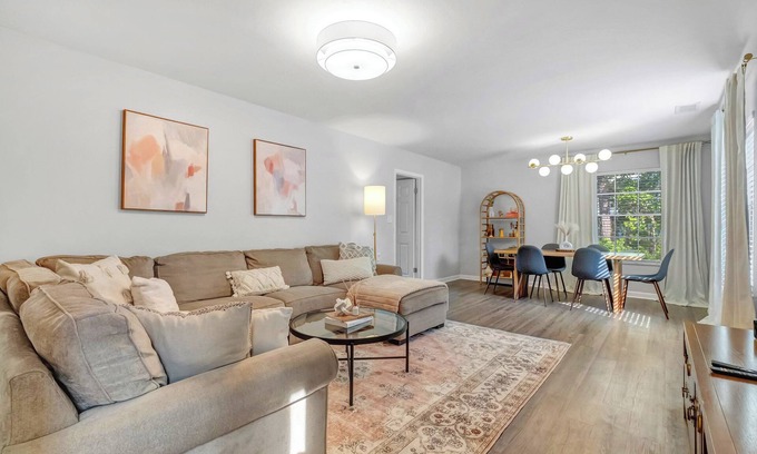 Tallahassee House | MAGNOLIA BARN 7-8 Bedrooms 8+ Parking Spots 2 Miles from FSUCapitol