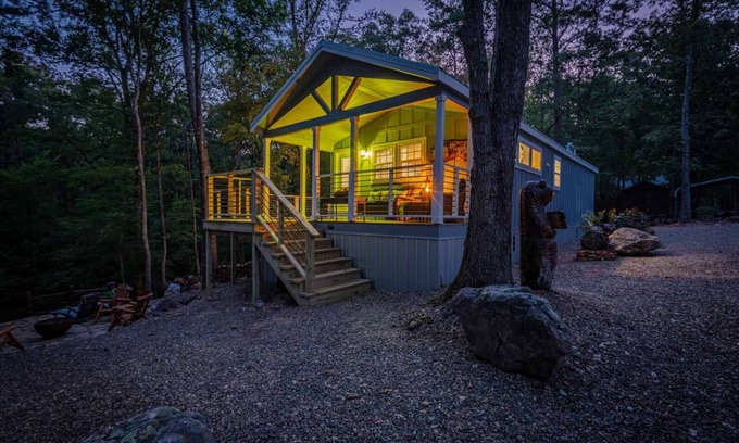 Broken Bow House | Magnolia Gem - Sleeps 2, SEASONAL creek, close to the park, river and lake!