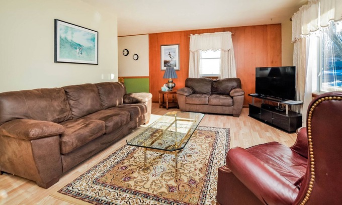 Rochester House | Magnolia House-4 Bdrm, 2 Bath - 2 Miles from Mayo Clinic/St. Mary's
