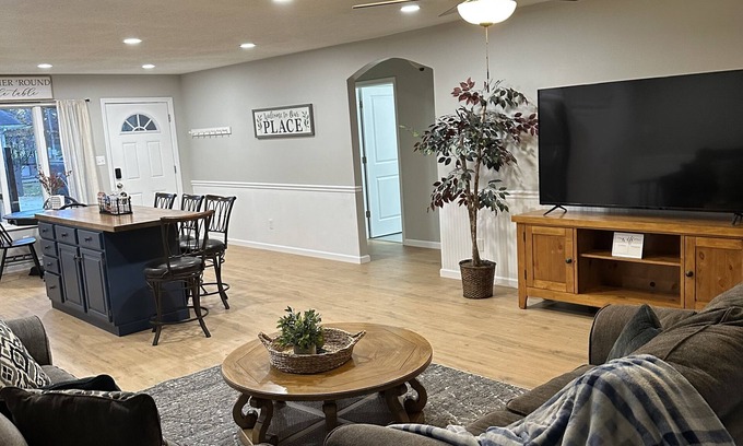 Carterville Condo | *Magnolia inn* updated condo, centrally located. Pet friendly! Boat/RV parking
