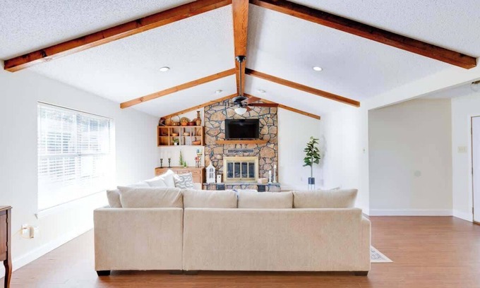 Longview House | Magnolia Staycation S