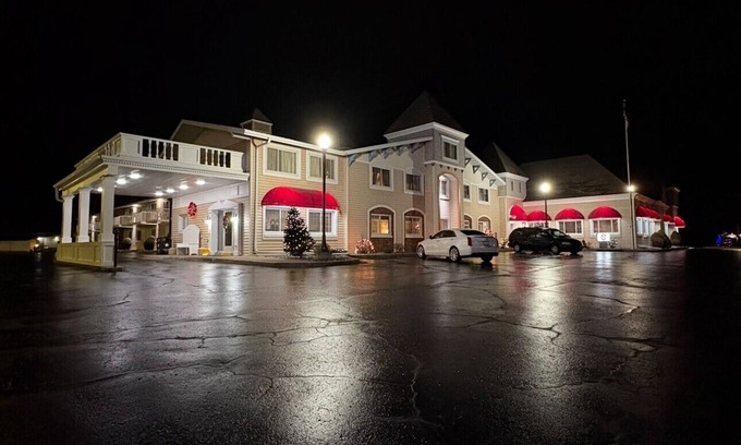 Escanaba Hotel | Magnuson Grand Pioneer Inn and Suites