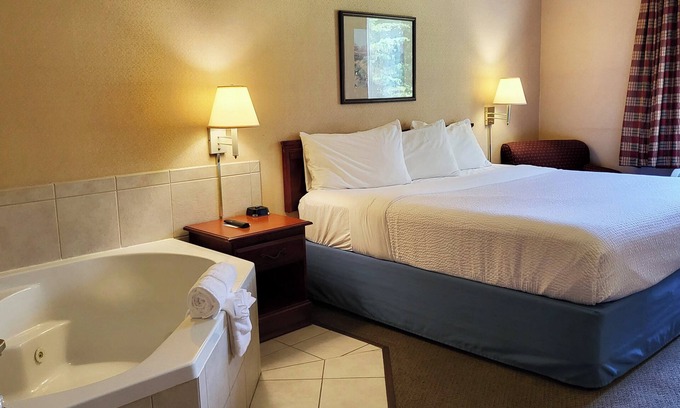 Malone Hotel | Magnuson Hotel West Liberty
