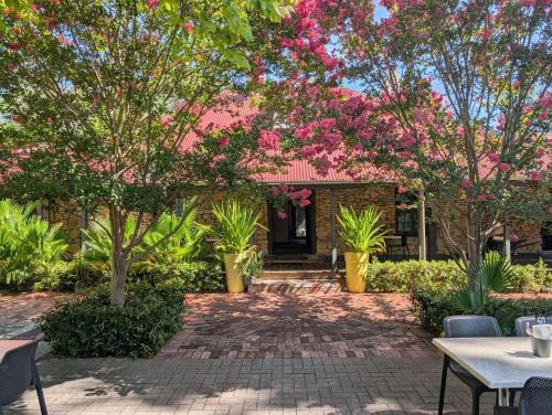 Mahogany Creek Hotel | Mahogany Inn and Distillery