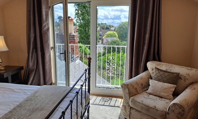 Maidenhead House | MAIDENHEAD HOUSE, 3 bedrooms, garden, free parking, near town centre, sleeps 4