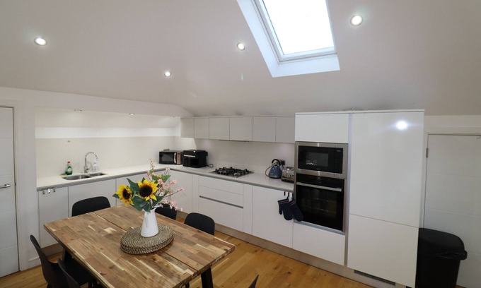 Maidenhead Apartment | Maidenhead Stylish Top Floor Three Bedroom Apartment