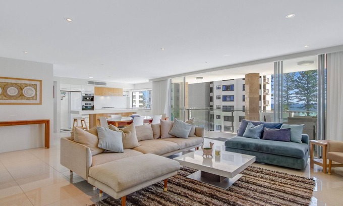 Coolangatta Apartment | Maili 6 Luxury sky home apartment in Rainbow Bay Coolangatta Wi-Fi Included