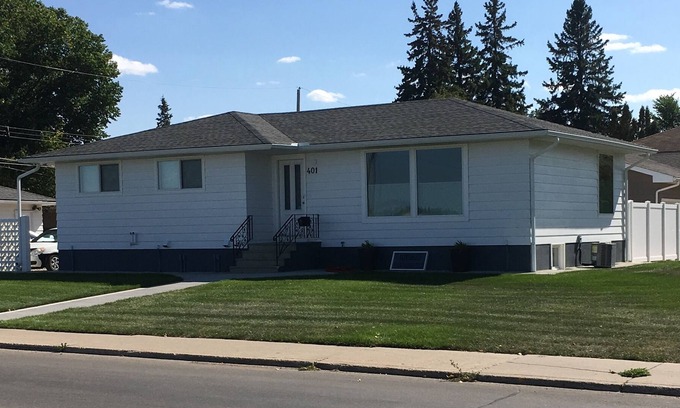 Saskatoon House | Main Floor Bungalow - minutes from University of Saskatchewan
