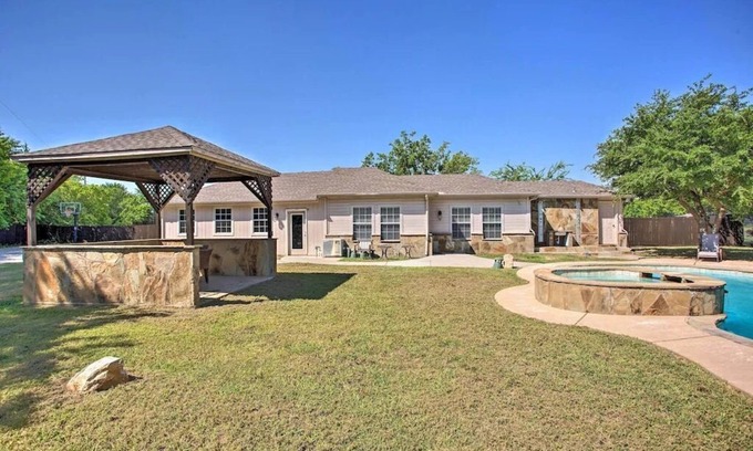 Allen Villa | Main House · Heated Pool~Pool Table~SPA~Home Theatre~Sleeps-20