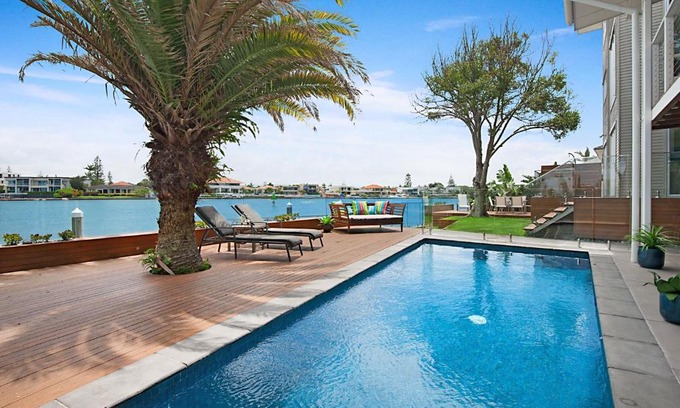 Surfers Paradise House | Main River Magic