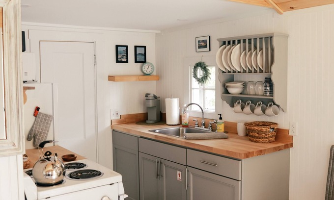 Hampden Cottage | MaineStay Cottage #5 With Fireplace & Fully Stocked Kitchen in Hampden/Bangor