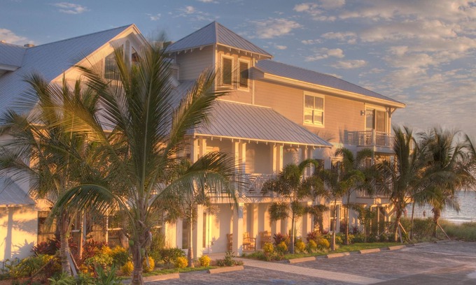 Holmes Beach Condo | Mainsail Beach Inn 3 Bedroom Beach Facing Unit